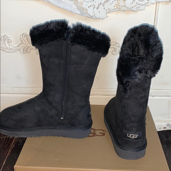 Size 7 Classic Short Black Zip up uggs - Picture 2 of 3